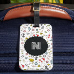 Etiqueta De Bagagem Padrão de festa de piscina de Las Vegas monogramad<br><div class="desc">Um padrão moderno e monogramado de uma única letra inspirado na festa de piscina de Las Vegas com correntes, dentes de ouro, diamantes, fichas de pôquer, óculos de sol, biquínis e martinis traz a vibe da festa para sua bagagem para o fim de semana das amigas, despedida de solteiro ou...</div>