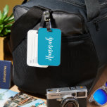 Etiqueta De Bagagem Personalizado Nome Personalizado de Script de Tend<br><div class="desc">Personalize esta etiqueta de bagagem de caligrafia,  com o seu nome! Esta é a versão azul teal. Excelente para suas férias de verão,  festas de solteira,  acampamento de verão para crianças,  ou férias de primavera!</div>