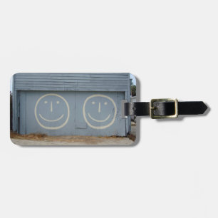 Etiqueta De Bagagem Portas felizes da garagem da cara em um monte