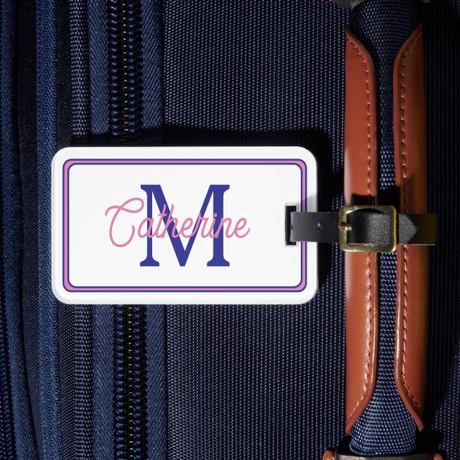 Etiqueta De Bagagem Preppy Pink and Navy Blue Simple Monogram (Frente Insitu 4)