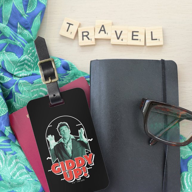 Etiqueta De Bagagem Seinfeld | Kramer - Giddy Up! (Luggage tag on top of travel accessories)