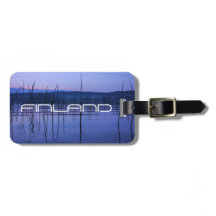 Serene e lago névoa após chuva forte