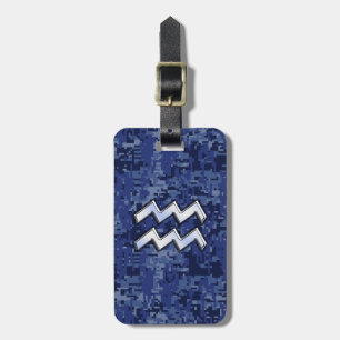 Etiqueta De Bagagem Símbolo Aquarius Zodiac no decor azul do camo digi