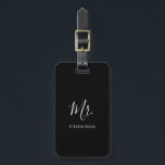 Etiqueta De Bagagem Simples Moderno Sr. Groom Novo Elegante<br><div class="desc">Uma simples etiqueta de bagagem com "Sr." em um roteiro elegante junto com seu sobrenome em branco sobre um fundo preto. Esta etiqueta de bagagem moderna faz o presente perfeito para um noivo recém-casado para sua lua de mel.</div>