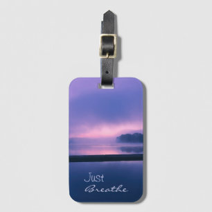 Etiqueta De Bagagem Sol rosa e roxo sobre água Respira a D