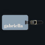 Etiqueta De Bagagem Tipografia Negrita Azul Empoeirada Chic Nome Perso<br><div class="desc">Viaje com estilo com esta etiqueta de bagagem personalizada que apresenta um design minimalista moderno. O nome elegante em serifa se destaca contra um fundo azul suave, criando um visual sofisticado e atemporal. Perfeito para viajantes frequentes, profissionais de negócios, estudantes e turistas que desejam identificar facilmente suas malas. A parte...</div>