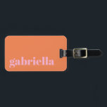 Etiqueta De Bagagem Tipografia Negrito Rosa e Laranja Nome Personaliza<br><div class="desc">Viaje com estilo com esta etiqueta de bagagem personalizada que apresenta um design moderno e minimalista. O nome em serifa elegante rosa se destaca contra um fundo laranja suave, criando um visual sofisticado e atemporal. Perfeito para viajantes frequentes, profissionais de negócios, estudantes e turistas que desejam identificar facilmente suas malas....</div>
