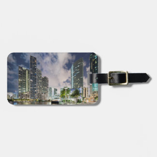Etiqueta De Bagagem Torres iluminadas na margem aquática do rio Miami