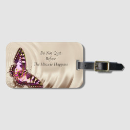 Etiqueta De Bagagem Uma borboleta cor-de-rosa sobre um fundo de natas