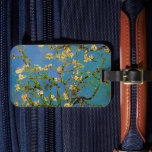 Etiqueta De Bagagem Vincent van Gogh - Árvore de Amêndoa Brilhante<br><div class="desc">Blossoming Almond Tree (1890) de Van Gogh é uma pintura de apos impressionismo fino de arte floral e viva. Um galho de uma árvore de amêndoa florida em um jardim primavera com o céu azul ao fundo. Lindas flores brancas florescentes. Sobre o artista: Vincent Willem van Gogh (1853-1890) foi pintor...</div>