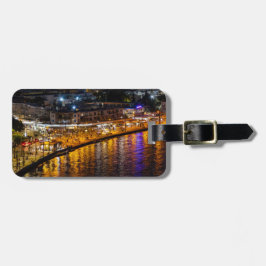 Etiqueta De Bagagem Vista do drone noturno de Paphos Seafront