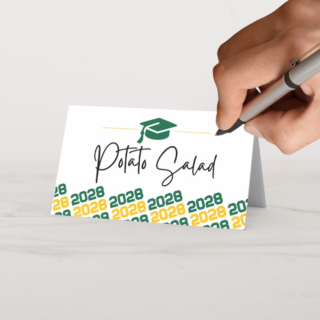Etiqueta de dobramento do Boné de formatura verde  (Green and Yellow Gold Graduation Cap Class Year Graduation Label Cards for Food, Drinks or Seating)
