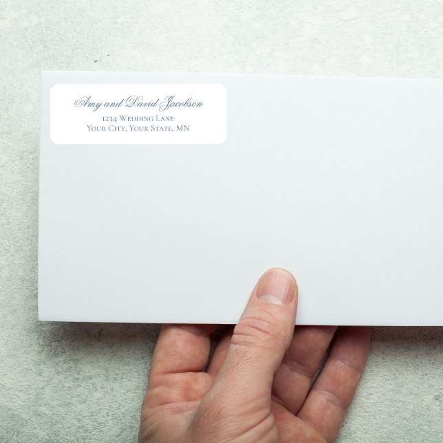 Etiqueta de Endereço de Casamento em Script Azul E (Dusty blue script return address label on white envelope with pencil, minimalist wedding style)