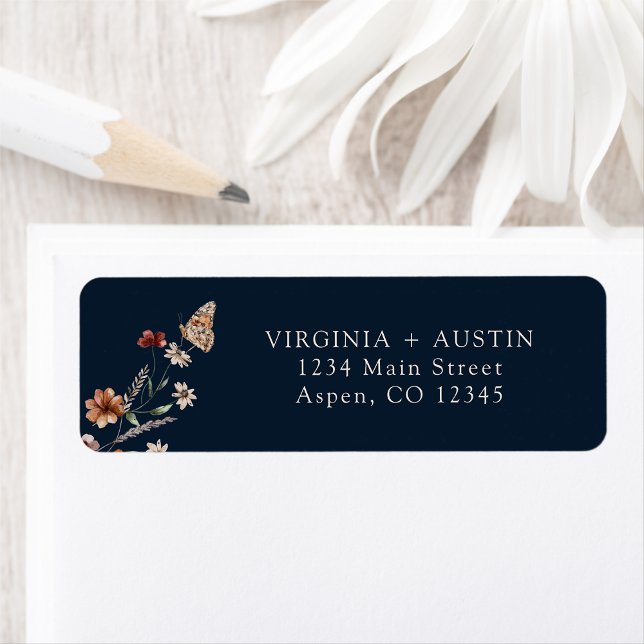 Etiqueta de Endereço de Devolução de Casamento Azu (Navy Blue Boho Floral Wedding Return Address Label with Butterfly by Painted Paperie
)