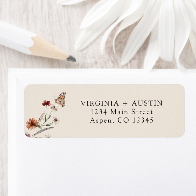 Etiqueta de Endereço de Devolução de Casamento Boh (Tan Boho Wildflower with Butterfly Wedding Return Address Label by Painted Paperie
)