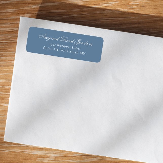 Etiqueta de Endereço de Devolução de Casamento com (Elegant dusty blue return address label on kraft envelope with white script names)