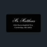 Etiqueta de Endereço de Devolução de Casamento Neg<br><div class="desc">O design de etiquetas de endereço de volta de casamento preto e branco apresenta uma bela tipografia que combina um tradicional roteiro de caligrafia florescente com a letra clássica de blocos.</div>