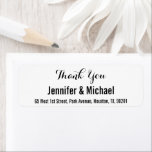 Etiqueta de Endereço de Devolução de Casamento Per<br><div class="desc">Crie sua própria etiqueta personalizada, personalizada, simples, elegante e simples, preto e branco, muito obrigado, note a etiqueta de endereço de retorno. Basta inserir os nomes da noiva e do noivo / esposa e marido, e o endereço. Obrigado elegante você devolve etiquetas de endereço para uso no casamento, casamento aniversário,...</div>