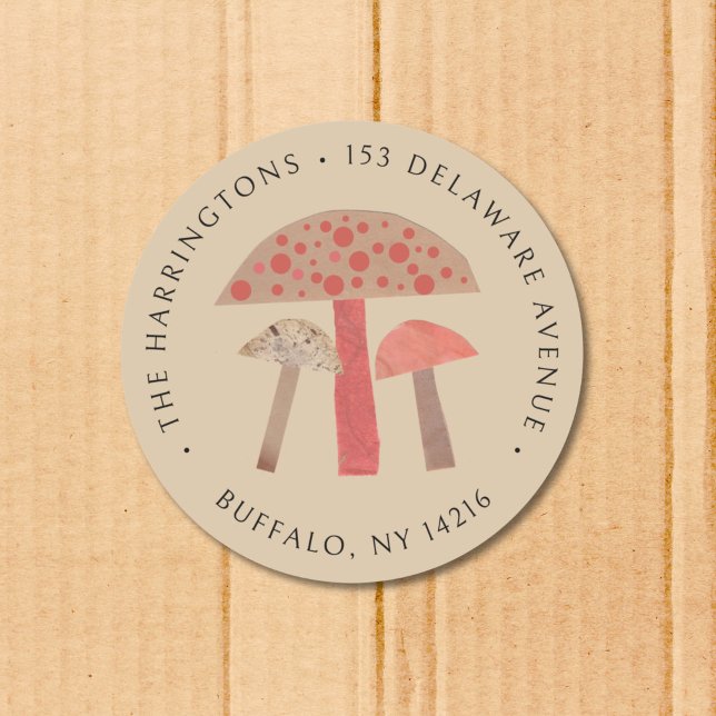Etiqueta de Endereço de Devolução de Cogumelo Cast (This retro round return address sticker features three cute orange, brown, and beige mushrooms.)