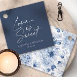 Etiqueta de Favor de Casamento Amor é Doce<br><div class="desc">Adicione um toque final romântico aos seus favores de casamento com esta elegante etiqueta de presente “O Amor é Doce”. A frente apresenta um clássico fundo azul-marinho com delicada escrita branca, personalizada com os nomes do casal e a data. No verso, um padrão floral sofisticado adiciona um belo elemento decorativo....</div>