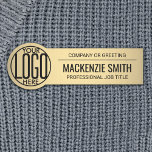 Etiqueta De Nome Funcionário Plástico com cor Dourada do logotipo e<br><div class="desc">**Observe que o fundo é impresso para se parecer metálico, mas o produto não é feito de metal e não está gravado.** Represente sua empresa no estilo fornecendo nomes de etiqueta plásticos retangulares de logotipo redondo personalizado moderno e profissional, disponíveis com sua escolha de pino ou suporte magnético. Fontes, cores...</div>
