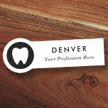 Etiqueta De Nome Logotipo do funcionário do funcionarios comercial<br><div class="desc">Nomes de etiqueta de dentista branco com um logotipo de dente branco. Carregue seu próprio logotipo para criar nomes de etiqueta para qualquer negócio ou evento. Nome personalizável e nome/empresa. Você pode alterar a fonte e a cor de fundo com a ferramenta design.</div>