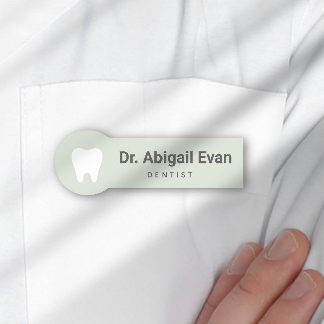 Etiqueta De Nome Modern Tooth Sage Green Professional Orthodontist (Modern Tooth Sage Green Professional Orthodontist Name Tag)