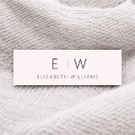 Etiqueta De Nome Nome com Monograma Minimalista Elegante Rosa Corad<br><div class="desc">Eleve sua identidade pessoal ou profissional com nossas Etiquetas de Nome com Monograma Minimalista Moderno Clássico e Elegante. Essas etiquetas misturam perfeitamente sofisticação atemporal com minimalismo contemporâneo,  causando uma impressão duradoura em qualquer ambiente.</div>