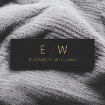 Etiqueta De Nome Nome do Monograma Dourado Minimalista Negro Clássi<br><div class="desc">Aumente sua identidade pessoal ou profissional com nossos Nomes de etiqueta de Monograma Moderno Elegante Clássico. Essas etiquetas combinam perfeitamente a sofisticação do eterno com o minimalismo contemporâneo, fazer uma impressão duradoura em qualquer cenário. Projetados com muita atenção aos detalhes, esses nomes de etiqueta são mais do que apenas identificação,...</div>