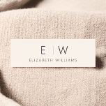 Etiqueta De Nome Nome do monograma neutro neutro elegante<br><div class="desc">Aumente sua identidade pessoal ou profissional com nossos Nomes de etiqueta de Monograma Moderno Elegante Clássico. Essas etiquetas combinam perfeitamente a sofisticação do eterno com o minimalismo contemporâneo, fazer uma impressão duradoura em qualquer cenário. Projetados com muita atenção aos detalhes, esses nomes de etiqueta são mais do que apenas identificação,...</div>