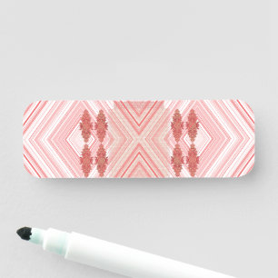 Etiqueta De Nome um fundo rosa e branco com padrão de diamante