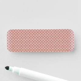 Etiqueta De Nome um fundo rosa e branco com um padrão