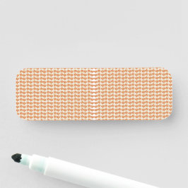 Etiqueta De Nome um padrão laranja e branco sobre um fundo branco