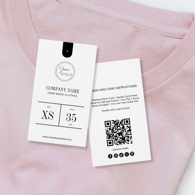 Etiqueta de Preço de Roupas com Código QR Minimali (SIMPLE BLACK AND WHITE CLOTHING LABEL PRICE TAG WITH QR CODE AND LOGO)