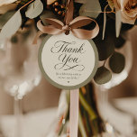 Etiqueta de Presente de Agradecimento para Favors<br><div class="desc">Agradeça aos seus convidados com estilo usando esta etiqueta de presente de agradecimento para favors de casamento elegante. Com tipografia em letra cursiva graciosa e um design minimalista atemporal, esta etiqueta adiciona um toque final refinado aos favors de casamento, sacolas de presentes ou lembranças. Perfeita para temas de casamento românticos,...</div>