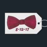 Etiqueta de Presente de Arco de baile de formatura<br><div class="desc">Apresenta uma ilustração original de uma gravata pesada de arco. Perfeito para casamentos, noivados, bailes de formatura, aniversários e outras celebrações. Simplesmente personalize com a data do seu evento. O Designer está disponível para criar e carregar designs personalizados para corresponder às cores e temas do seu casamento ou evento —...</div>