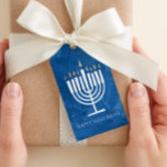 Etiqueta de Presente de Hanukkah Azul Moderno Meno<br><div class="desc">Esta etiqueta de presente Feliz Chanucá apresenta uma ilustração menorah moderna e divertida que se destaca em um fundo texturizado em azul (ou QUALQUER COR de sua escolha usando o botão "personalizar"!). O backer é branco com texto personalizável na área "de" para tags úteis e pré-impressas ou você pode limpar...</div>