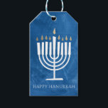 Etiqueta de Presente de Hanukkah Azul Moderno Meno<br><div class="desc">Esta etiqueta de presente Feliz Chanucá apresenta uma ilustração menorah moderna e divertida que se destaca em um fundo texturizado em azul (ou QUALQUER COR de sua escolha usando o botão "personalizar"!). O backer é branco com texto personalizável na área "de" para tags úteis e pré-impressas ou você pode limpar...</div>