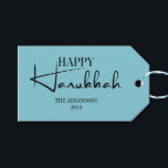 Etiqueta de presentes de Natal de Hanukkah feliz m<br><div class="desc">Personalize o texto personalizado acima. Você pode encontrar itens de coordenação adicionais na nossa coleção "Modern Happy Hanukkah Candles".</div>