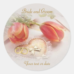 Etiqueta do casamento com tulipas, anéis e coraç