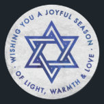 Etiqueta do cumprimento de Hanukkah da folha de<br><div class="desc">Etiqueta com um backgroung do efeito da folha de prata,  com a estrela de David e o cumprimento de Hanukkah,  "desejando a lhe uma estação alegre da luz,  a calor e a amor" em um efeito azul escuro da aguarela. Aperfeiçoe usando-se como etiquetas do favor nas bolsas do gelt.</div>