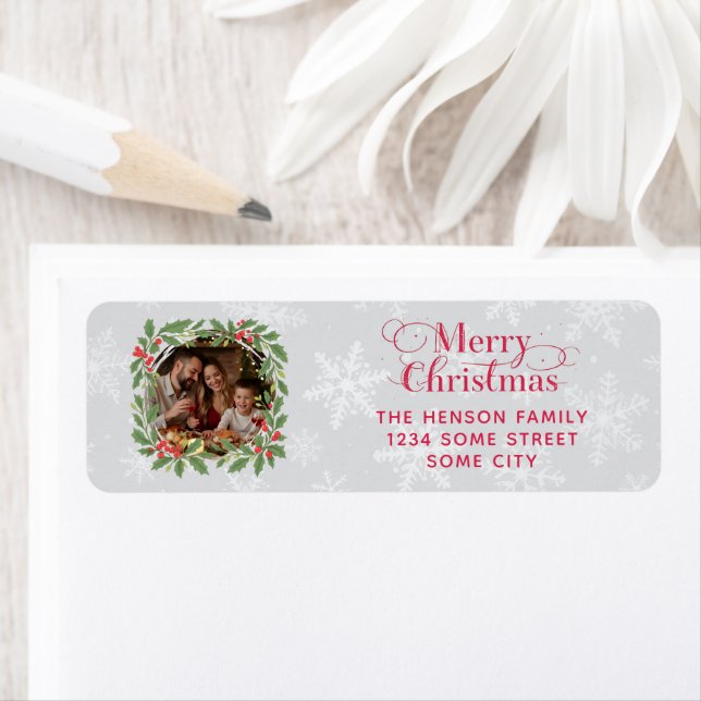 Etiqueta Elegant Holly Wreath Merry Christmas Photo Address (Insitu)