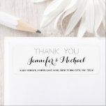 Etiqueta Elegante Casamento Obrigado Devolver Rótulo De End<br><div class="desc">Crie sua própria etiqueta personalizada, personalizada, simples, elegante e moderna, branco, obrigado nota a etiqueta de endereço de retorno. Basta inserir os nomes da noiva e do noivo / esposa e marido, e o endereço. Obrigado elegante você devolve etiquetas de endereço para uso no casamento, casamento aniversário, aniversário, chá de...</div>