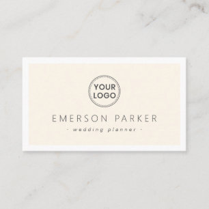 Etiqueta elegante e logotipo minimalista branco