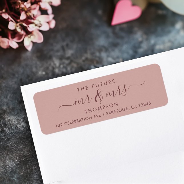 Etiqueta Elegante Future MR e MRS Endereço Cinnamon Rosa (Blush Cinnamon address label on table reading THE FUTURE Mr & Mrs in a script font with flourishes)