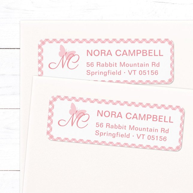 Etiqueta Elegante Monograma Peach Rosa Gingham Endereço de  (Elegant butterfly monogram return address label in peach pink with a gingham checkered background.)
