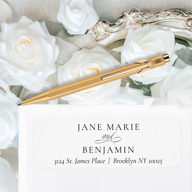 Etiqueta Endereço de devolução de casamento branco minimali (This elegant, minimalist return address label features a flowing calligraphy script.)