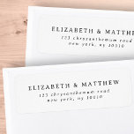 Etiqueta Endereço de Devolução de Casamento Chic Simples e<br><div class="desc">Composto pela tipografia serif moderna. Estes elementos são simples,  eternos e modernos. Este foi projetado pelo White Paper Birch Co. exclusivo para Zazzle. Disponível aqui: http://www.zazzle.com/store/whitepaperbirch</div>