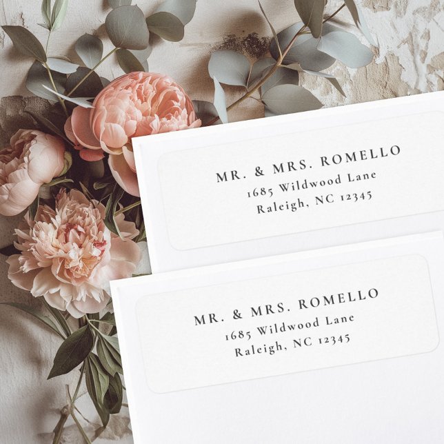 Etiqueta Endereço de Devolução de Casamento Minimalista Sim (Simple typography elegant black and white wedding invitation return address label.)