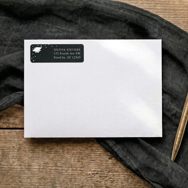 Etiqueta Endereço de Devolução de Formatura Preto e Branco  (Modern graduation address labels with graduation cap and star accents)